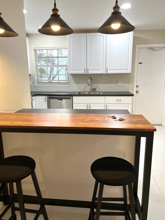 Building Photo - 3100 S Le Jeune Rd