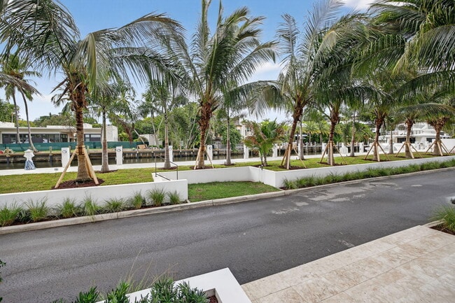 Building Photo - 400 Mola Ave