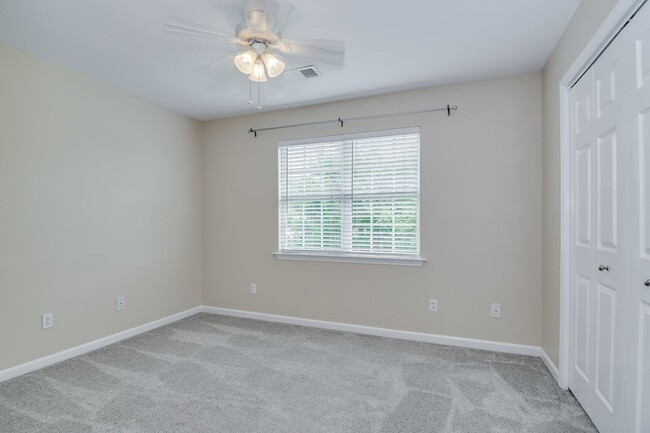 Building Photo - 2 Bedroom 2.5 Bath Townhouse