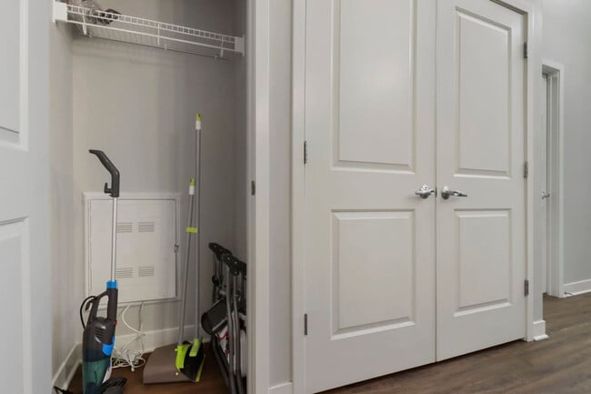 Building Photo - 256 N Addison Ave