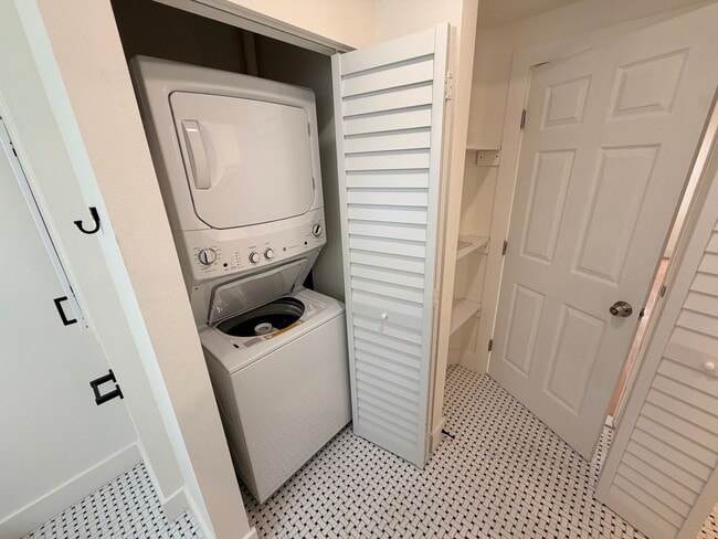 Building Photo - 831 Floral Dr