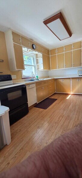 Building Photo - 205 Elm St