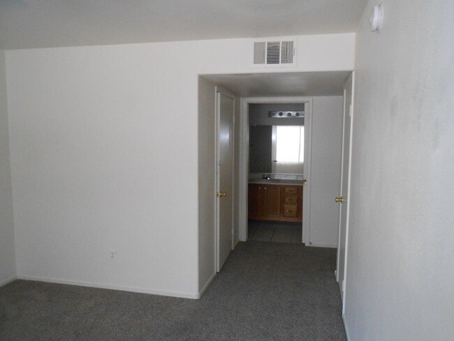 Building Photo - Spacious 2 Bedroom Condo in Gated Community near Eastern/Tropicana