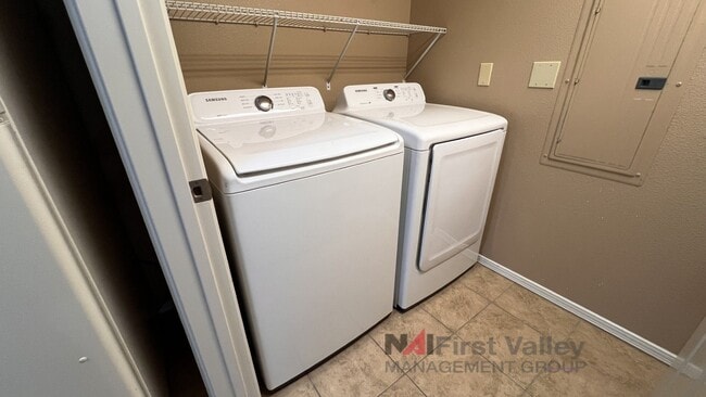 Building Photo - 2 Bedrooms, 2 Baths