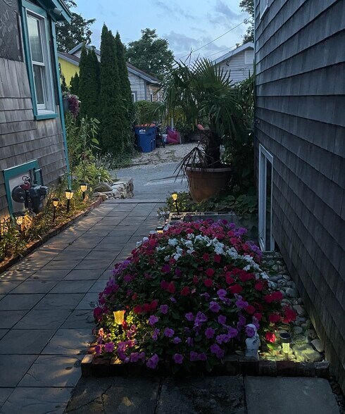 Building Photo - 8 8th St