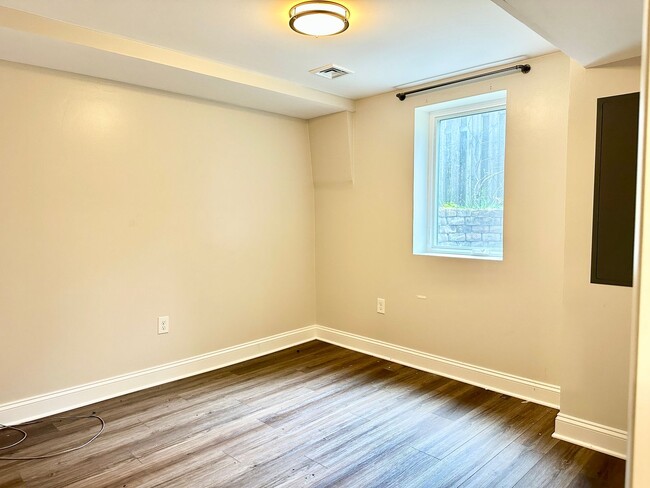 Building Photo - 5 Bedroom 2.5 Bathroom! Parking! Pets Welc...