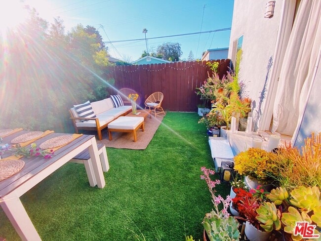 Building Photo - 713 Vernon Ave