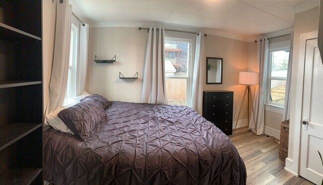 Building Photo - One Bedroom Apartment Home! Pet Friendly