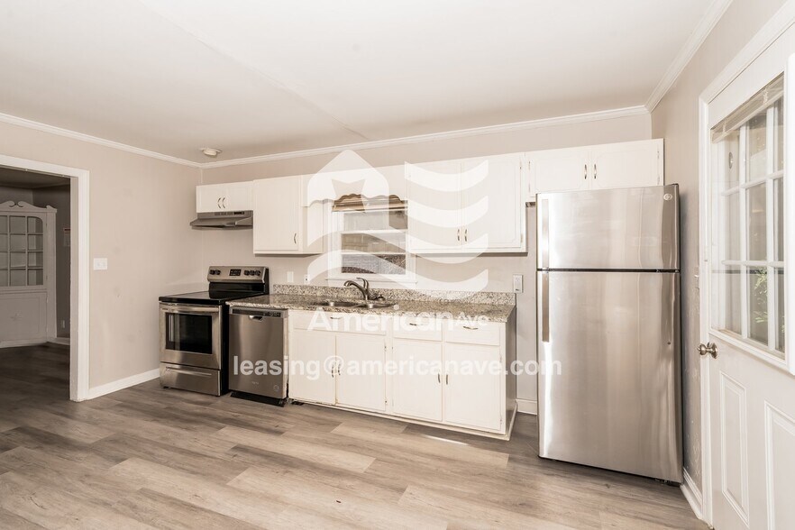 Building Photo - 3054 Somerset Dr