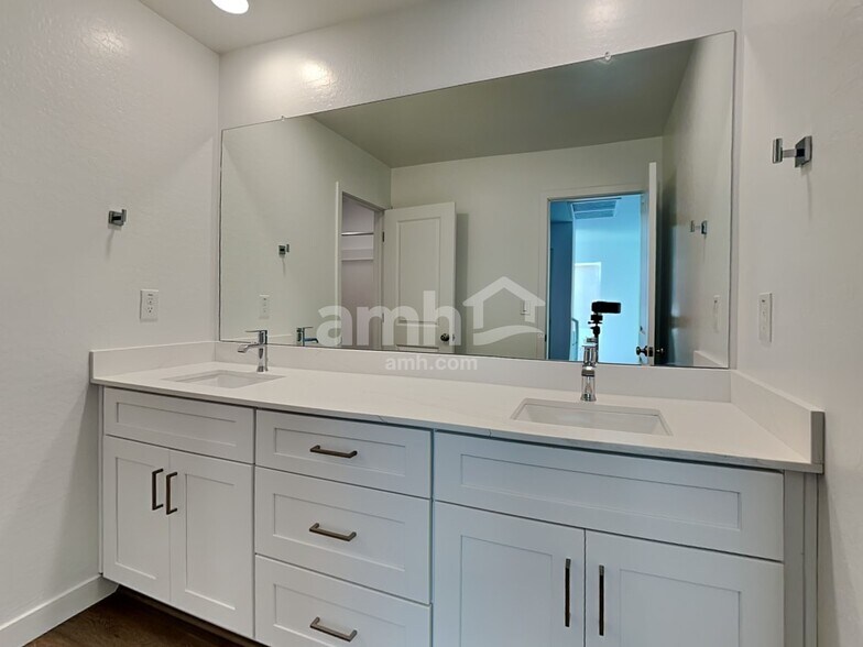 Building Photo - 4536 S 98th Ln