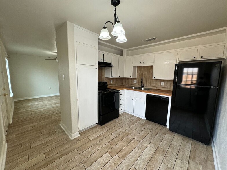 Building Photo - 2316 Andover Dr