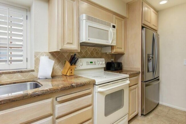 Building Photo - 2 bedroom in La Jolla CA 92037