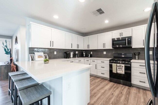 Building Photo - 4917 E Granada Rd