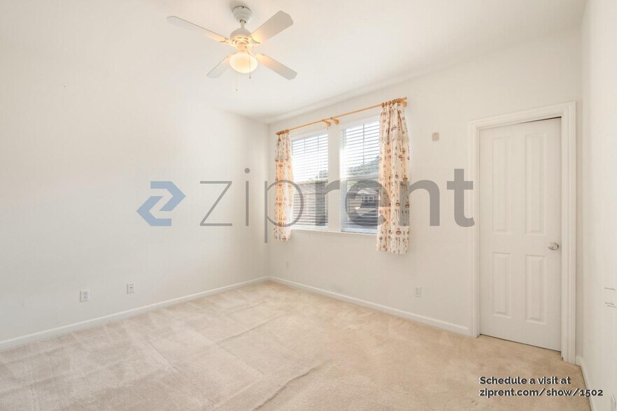 Building Photo - 400 Live Oak Way