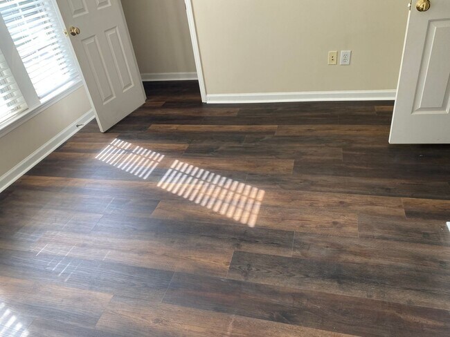 Building Photo - Spacious & beautiful 3BR Townhouse in Duluth