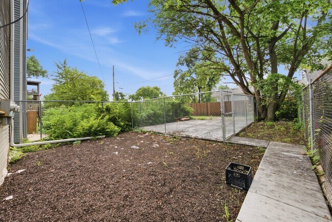 Building Photo - 852 N Christiana Ave