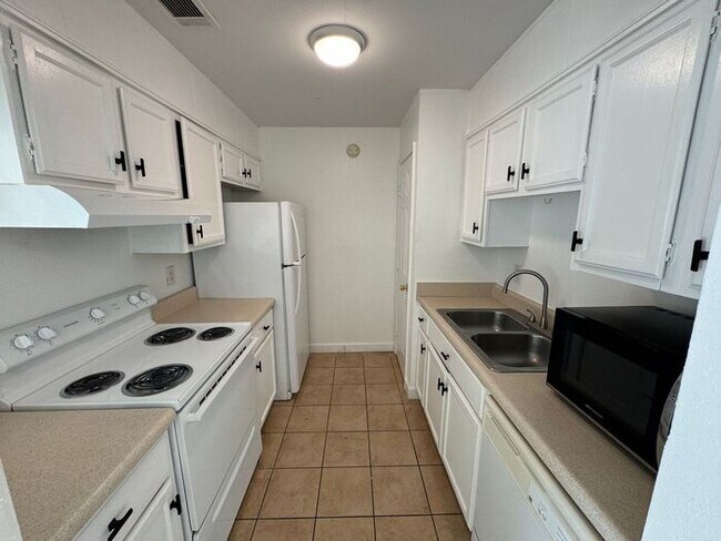 Building Photo - Gulf Breeze - Greenbriar Estates - 2 bed, 1 bath - Lawn care included