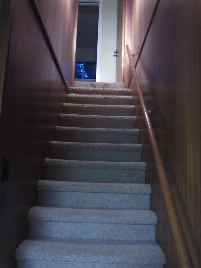 Building Photo - Large Shop Perfect for a home based business, plus 136 feet of waterfront.