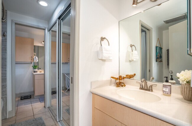 Building Photo - Beautiful Fully Furnished, 2 Bed, 1 1/2 Bath, Oceanview Condo with Pool