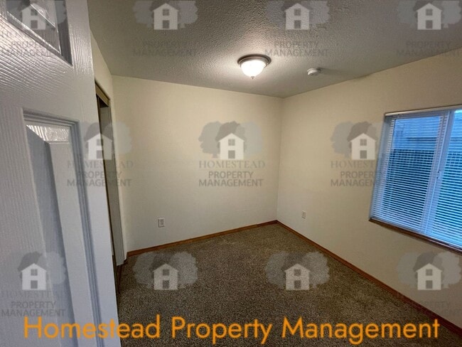 Building Photo - Room to breath!