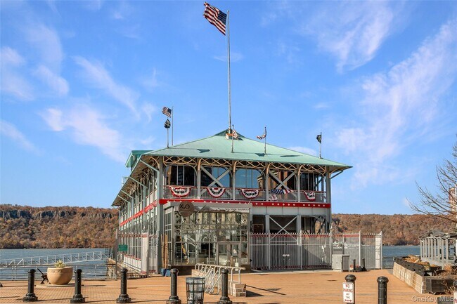 Building Photo - 351 N Broadway