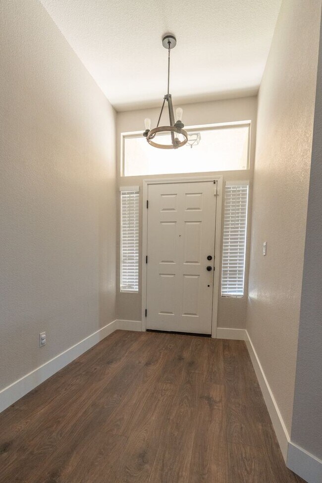 Building Photo - Stunning 3 Bedroom 2 Bath Home