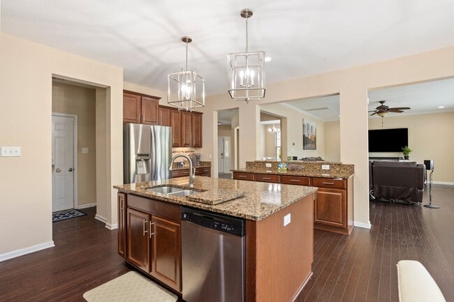 Building Photo - Beautiful 4 Bed 2.5 Bath