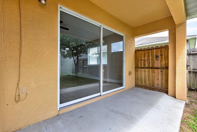 Building Photo - 557 Lindsay Anne Ct