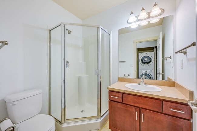 Building Photo - 2 bedroom 2.5 bathrooms. 1 parking space only.