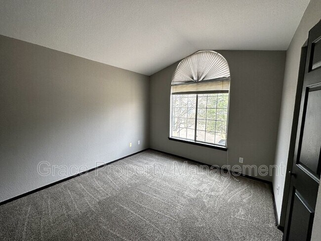 Building Photo - 8757 E Dry Creek Rd