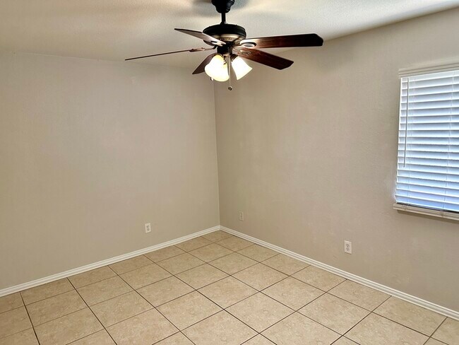 Building Photo - 4 Bedroom with pool in prime location