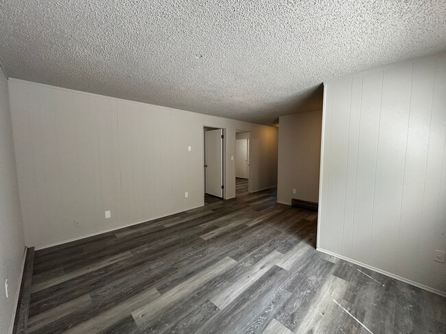 Building Photo - 603 E 3rd Ave
