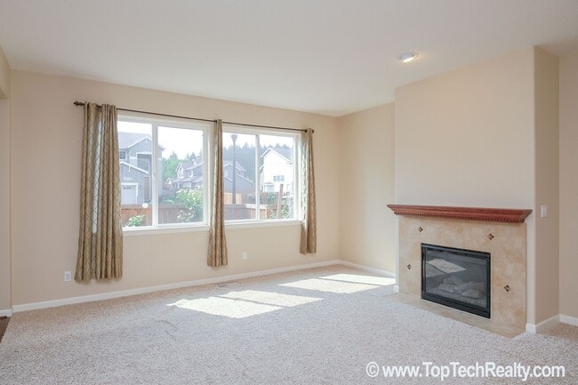 Building Photo - Stunning 4-BR + Den Home | Walk to 53rd Park | Close to Intel | Max & Shopping | Fenced Yard