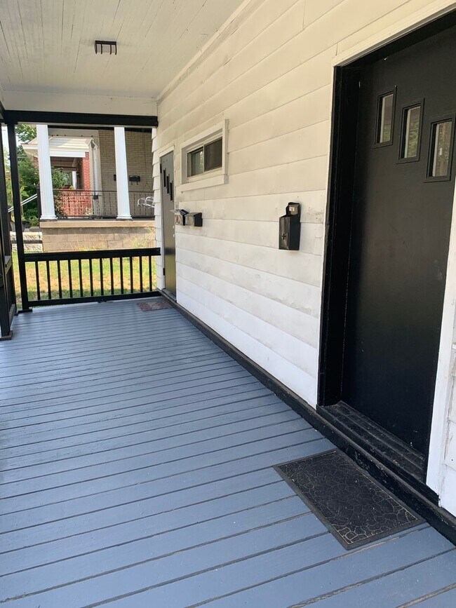 Building Photo - 1 Bedroom in Bellevue with Private deck!