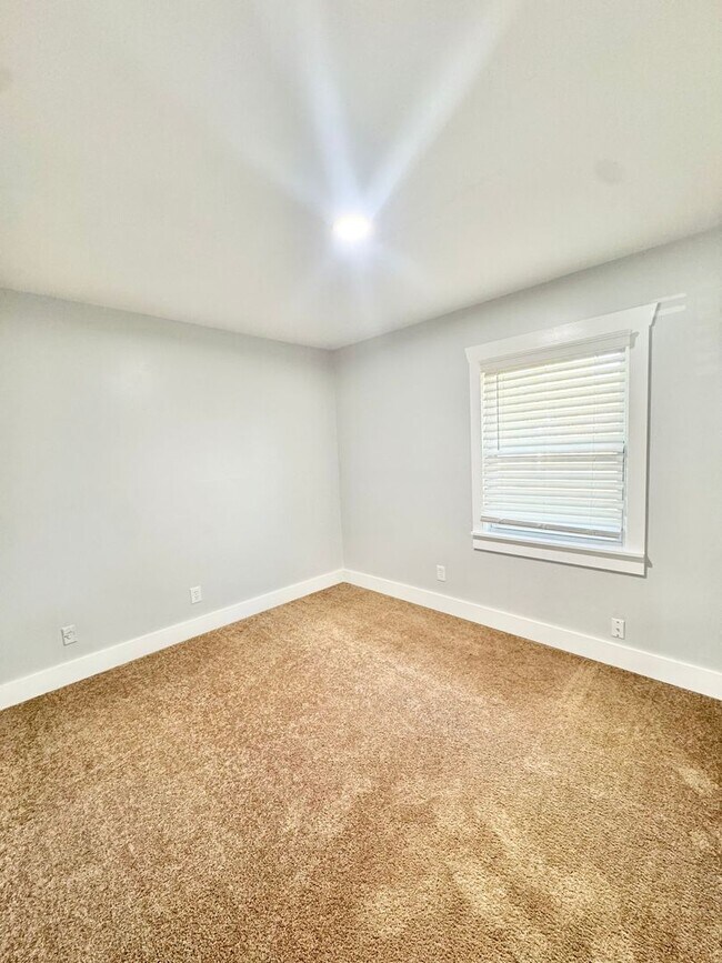 Building Photo - 607 Dyches Dr