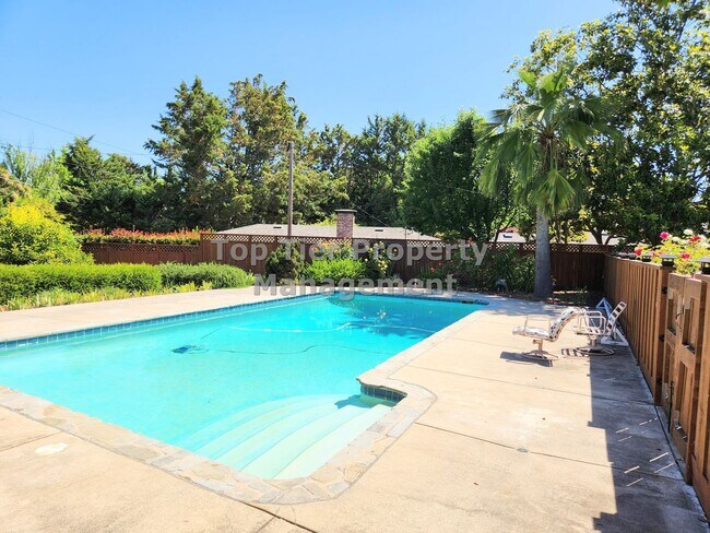 Building Photo - Spectacular 4 Bd/3 Ba, 2379 sf (plus separate structure ideal for office), single-family house in...