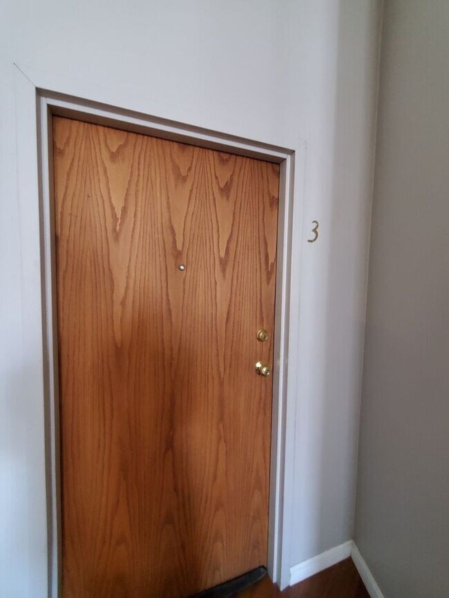 Building Photo - 1 Bedroom Upper Apartment Downtown Clinton