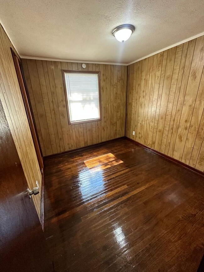 Building Photo - Fully Renovated 4 /1 Single Family House A...