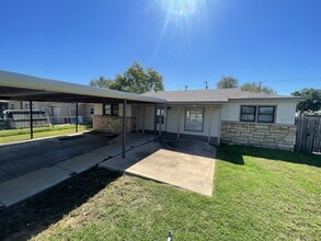 Building Photo - Beautiful House Located Close To Elementary / High School & Marsha Sharp Fwy!
