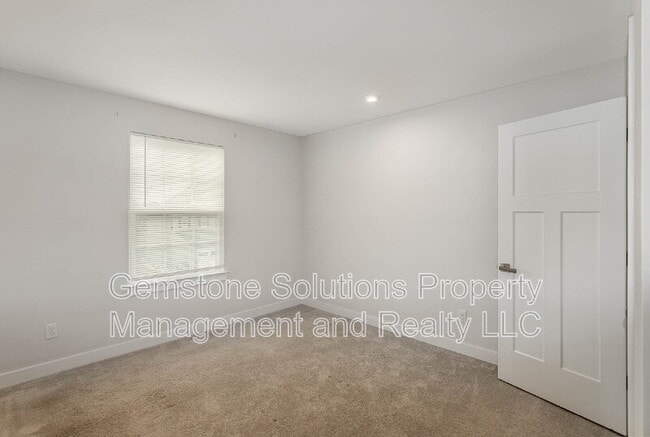 Building Photo - 3301 Somerset Ln