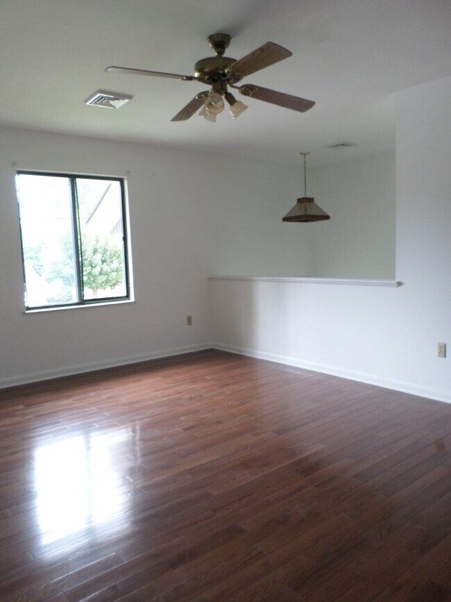 Building Photo - 913 Toms Creek Rd