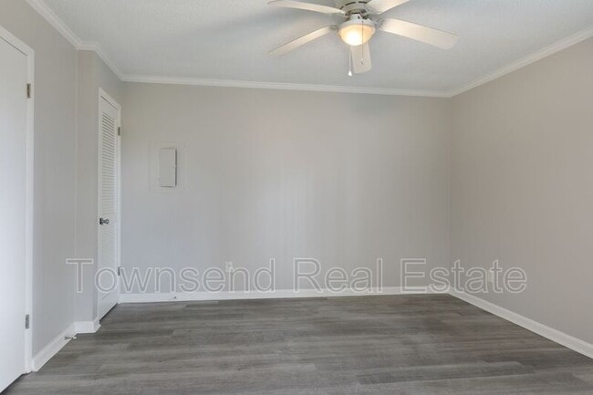 Building Photo - 5858 Century Oaks Dr