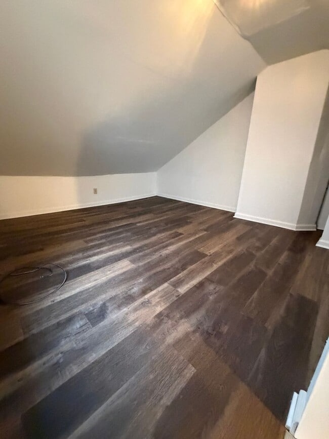Building Photo - AVAILABLE FOR SHOWING 3!!! BR/1 BA.