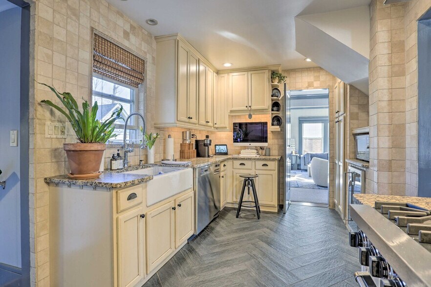 Building Photo - 257 Elm Ave