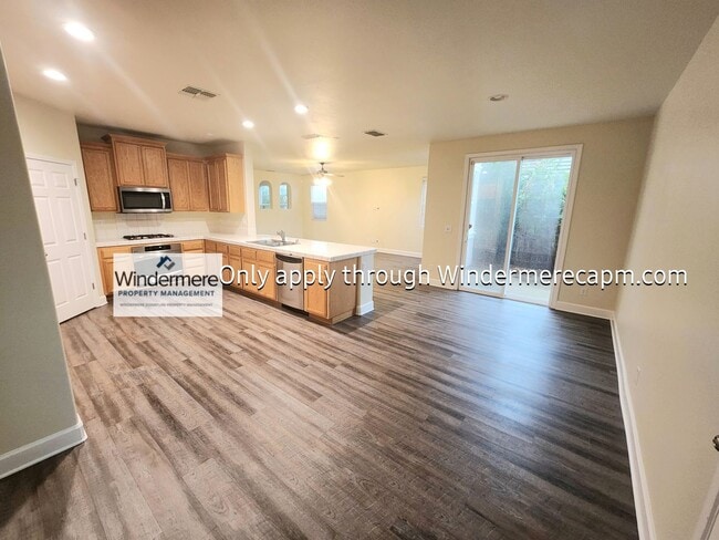 Building Photo - AWESOME 3 BED/2.5 BATH FLOOR PLAN AVAILABL...