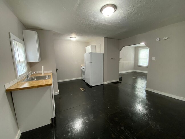 Building Photo - Cozy 3 bedroom in East York