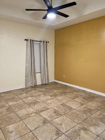 Masterbedroom Curtains and TV mount included - 12 Chaparral St