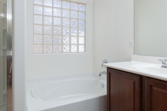 Building Photo - STALLION MOUNTAIN - HUGE 4 BEDROOM, 3 BATH UPGRADED SINGLE STORY