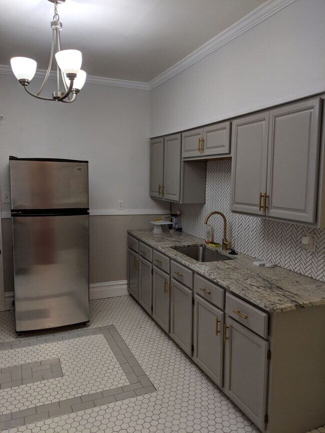 Building Photo - Beautiful Home!  Perfect combo of old world charm with modern finishes & ammenities!