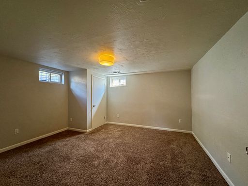 Building Photo - Large Single Family Home Available NOW!!